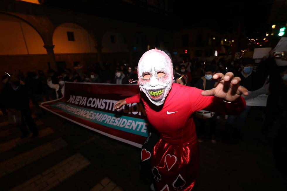 Cusqueños salieron a las calles a manifestar su disconformidad por la vacancia de Martín Vizcarra. (Juan Carlos Sequeiros/ @photo.gec)