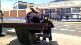 Tacna: Niña estudia afuera del colegio FAZ al no conseguir vacante