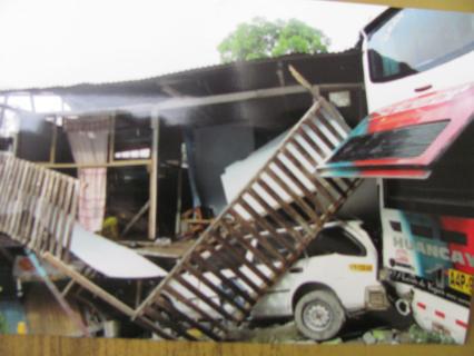 Bus de Empresa de Transporte Salazar destrozó vivienda