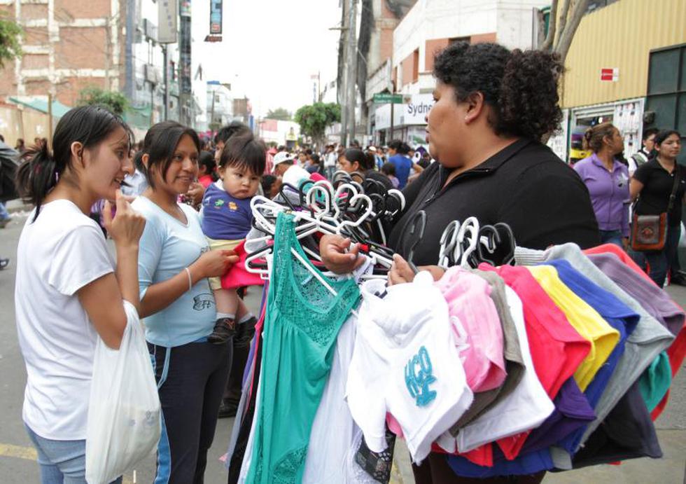 Limeños compran más en Gamarra y mercados