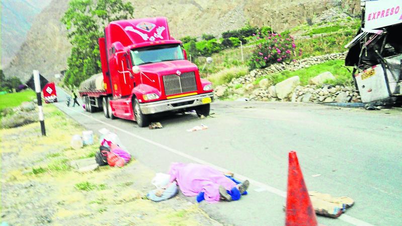 Choque de ómnibus ytráiler deja cuatro muertos