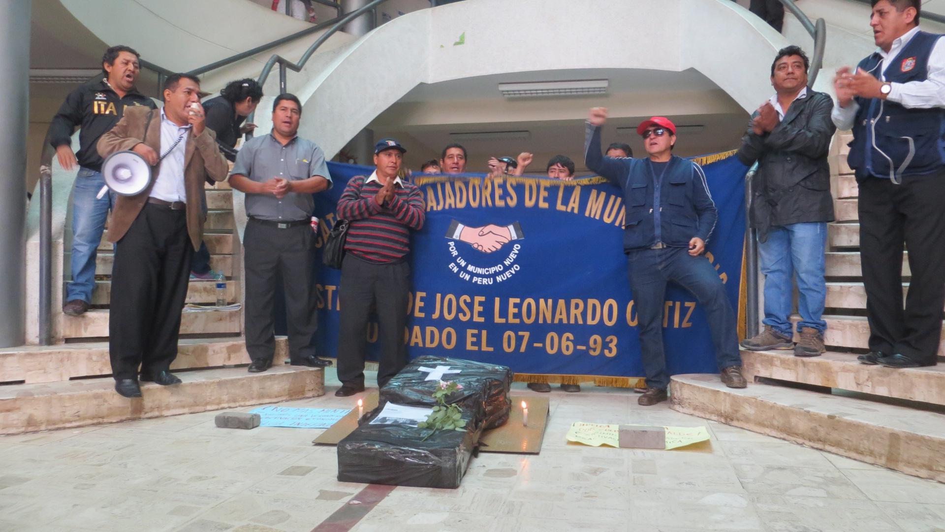 YouTube: Trabajadores de municipalidad de JLO protestan con "ataúd" (VIDEO)