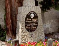 Retiran tumba de padres de Hitler, convertida en santuario de neonazis