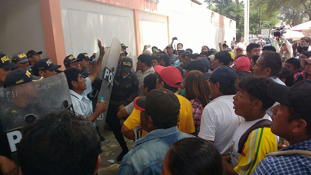 Damnificados del Bajo Piura protestan para exigir la reparación de diques (VIDEO)