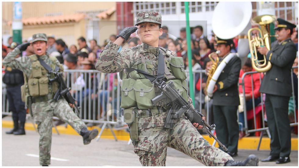 'Pérez' y  'Carhuancho' se juntan en desfile por aniversario en Huancayo (FOTOS)