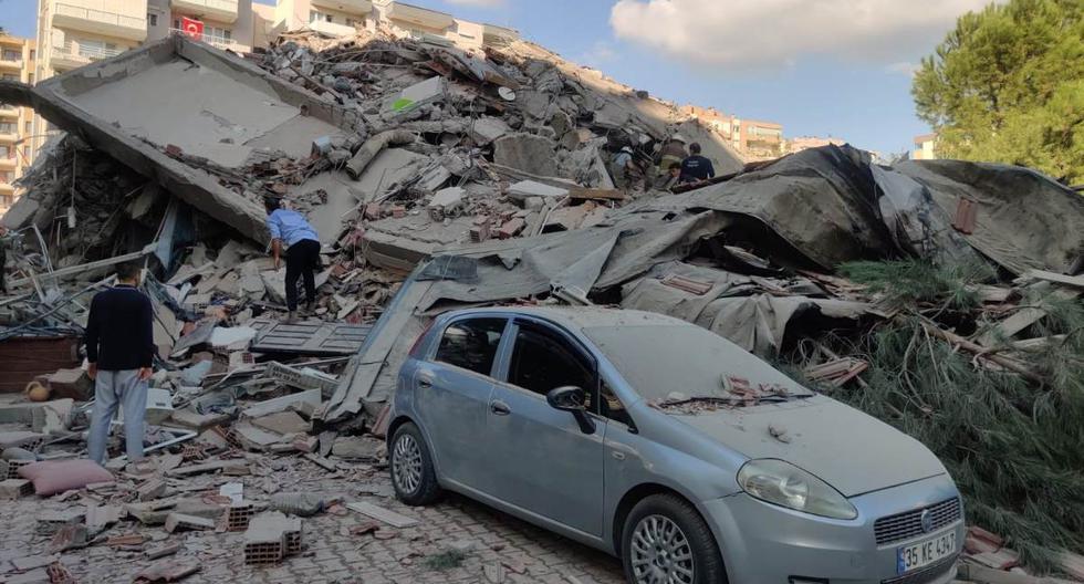 Personas cerca de un edificio dañado tras un terremoto de magnitud 7,0 en el mar Egeo en Izmir, Turquía, 30 de octubre de 2020. (EFE/EPA/Mehmet Emin Menguarslan).