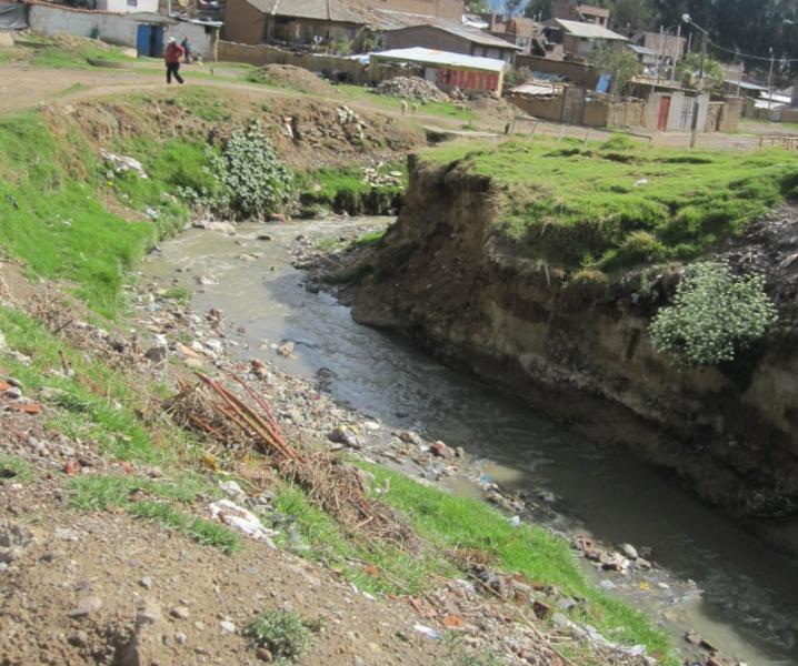 Aguas servidas contaminan cultivos y riachuelo en San Agustín de Cajas