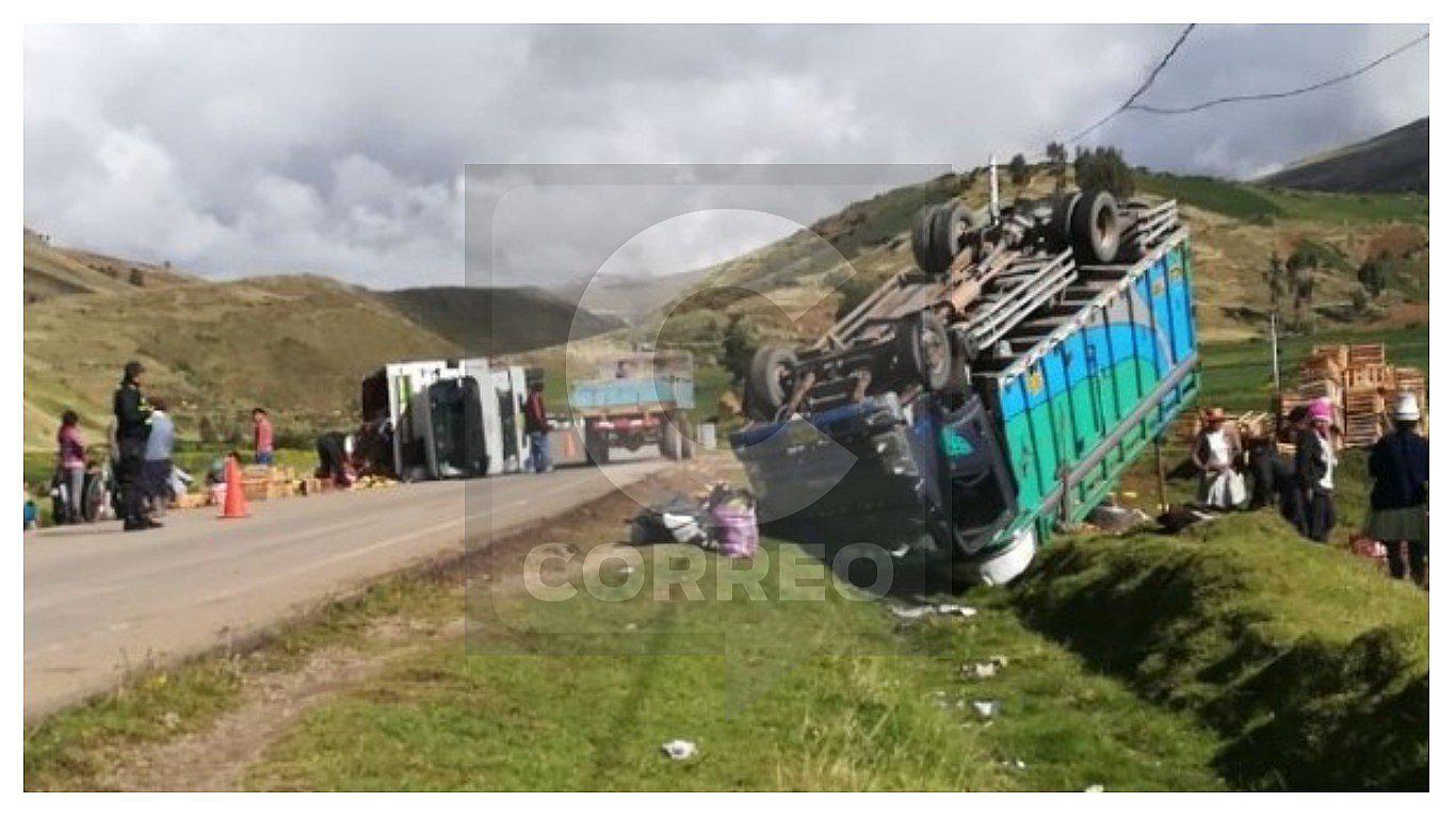 Despiste y volcadura de camiones cobra la vida de padre de familia 