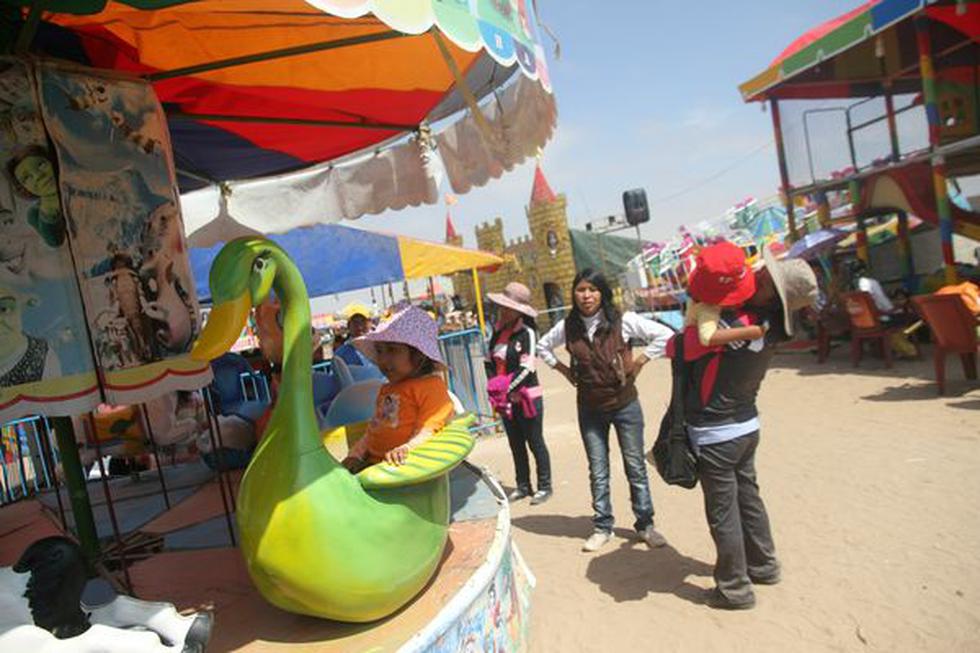 Feriantes se instalan en medio de la basura del cerro Intiorko