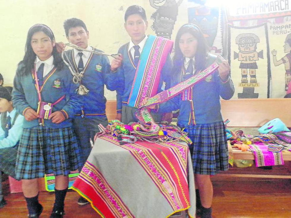 Escolares de Pampamarca ganan concurso con tejidos tradicionales