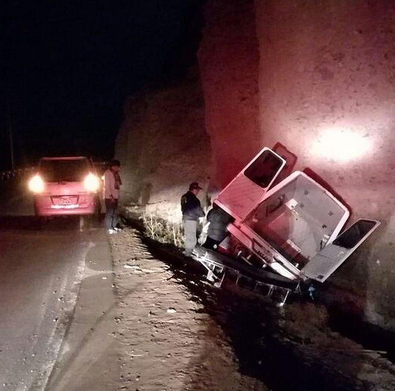 Ambulancia que llevaba paciente se despista en Ilabaya