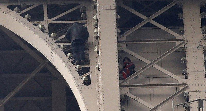 Cierran y evacuan Torre Eiffel tras encontrar a hombre escalando la estructura (FOTOS)