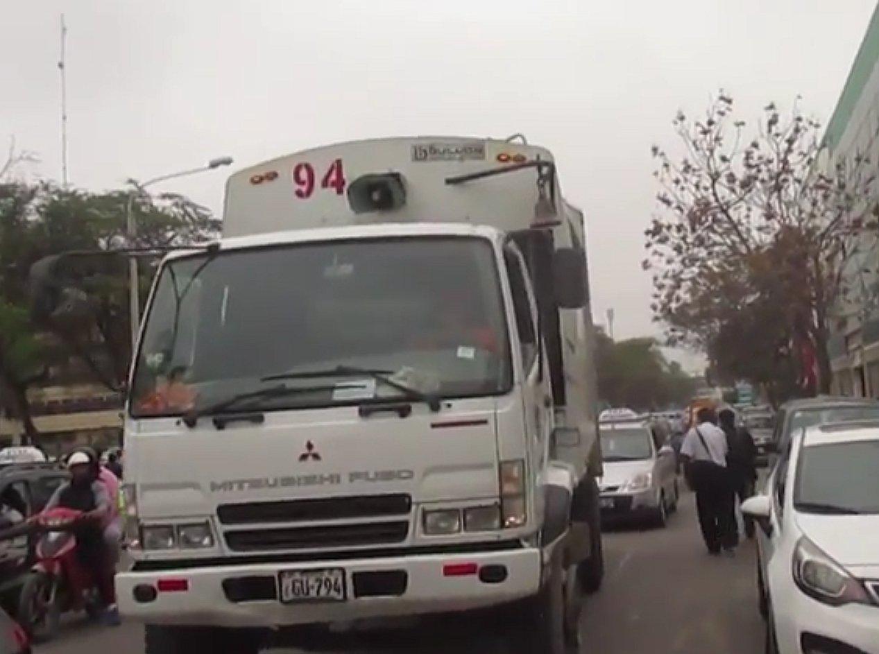Chiclayo: Camión recolector de basura alienta a todo volumen a la selección (Vídeo)