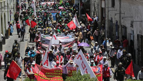 Gremios y trabajadores participaron de multitudinaria protesta (Foto: Leonardo Cuito)