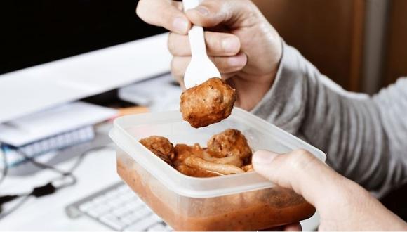 Calentar la comida en táper causa aumento de peso, según estudio