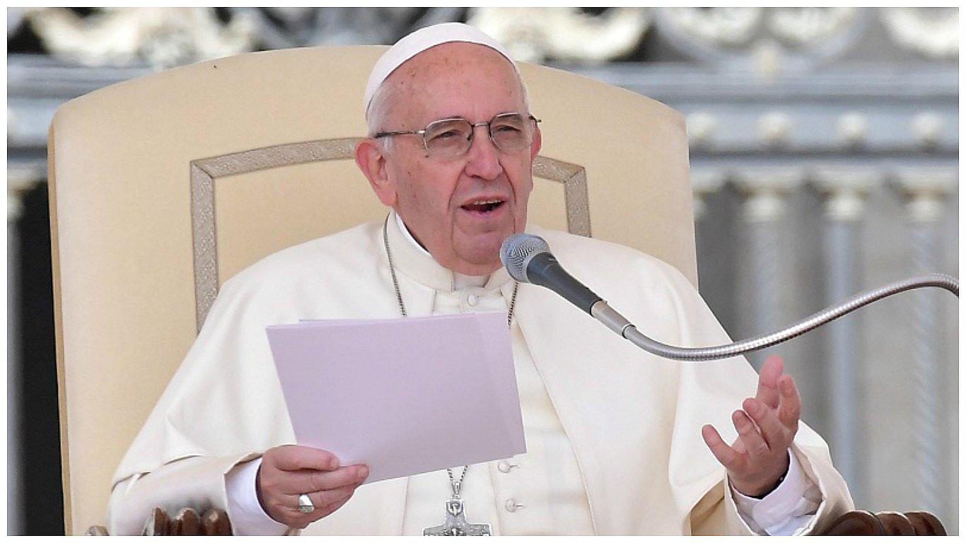 Papa Francisco califica de "enfermedad social" y de "escándalo" el desempleo juvenil