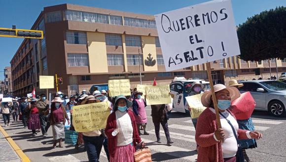 Decenas de vecinos llegaron hasta el local municipal. (Foto: Feliciano Gutiérrez)
