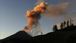 Explosiones y flujos de lava en volcán Tungurahua