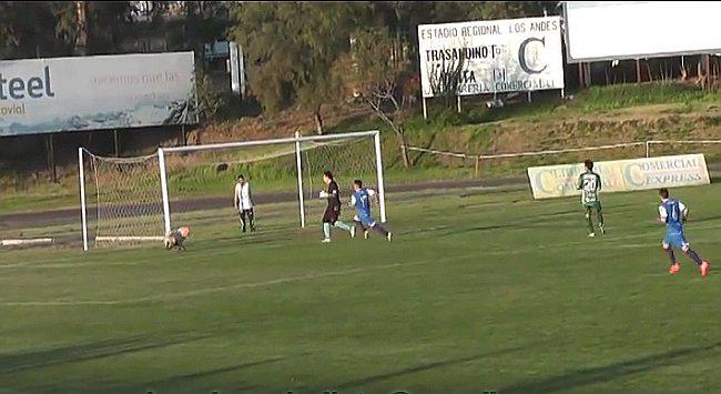 YouTube: Perro invade campo durante partido de fútbol y evita un gol