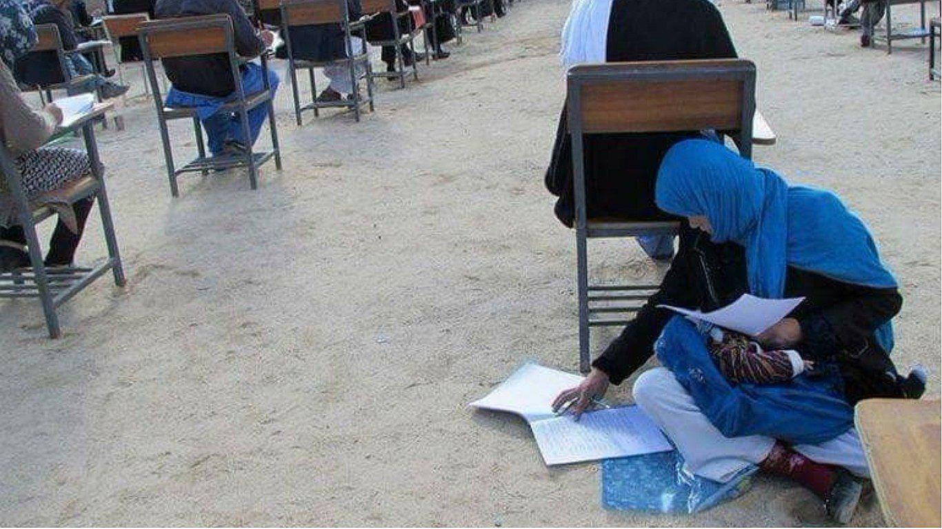 Mujer afgana rindió examen de admisión a universidad con su bebé en brazos (FOTOS)