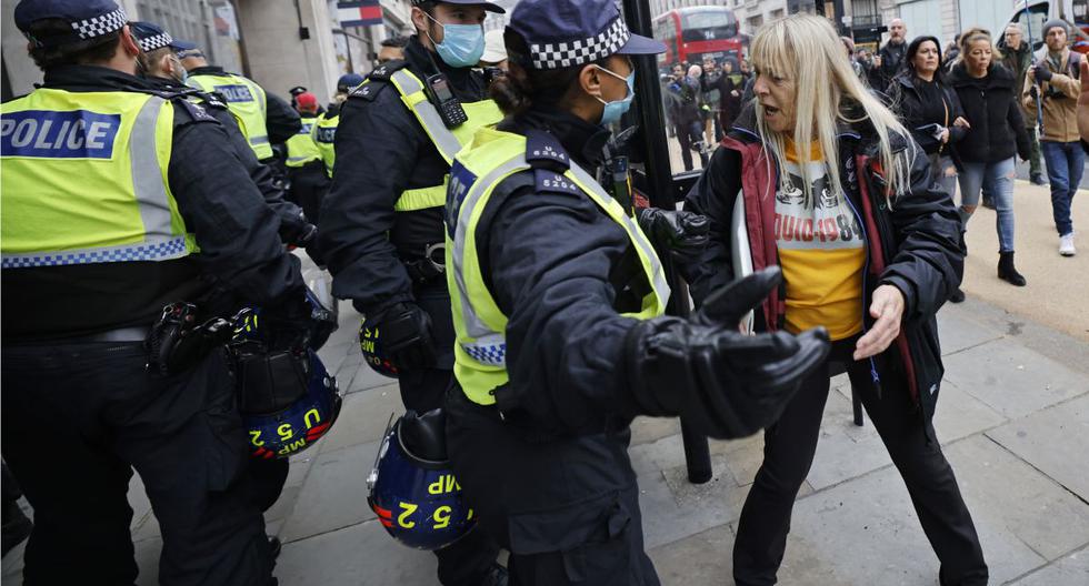 Los agentes de policía hablan con un manifestante durante una protesta contra el bloqueo en Londres, el 28 de noviembre de 2020. (Tolga Akmen / AFP).