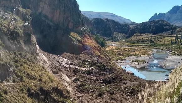 Deslizamiento de tierra en el río Colca se produjo esta mañana. (Foto: GRA)
