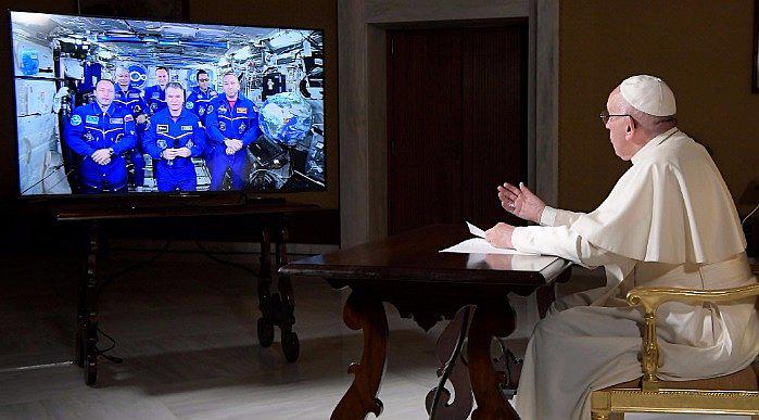 Papa Francisco hace inusual llamada a astronautas en el espacio (VIDEO)