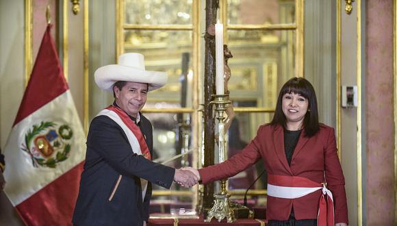 Pedro Castillo tomó juramento anoche a la nueva titular del Gabinete Ministerial. (Foto: Presidencia)