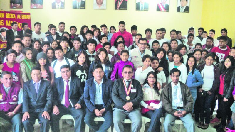 Presentan a beneficiados con beca Doble oportunidad