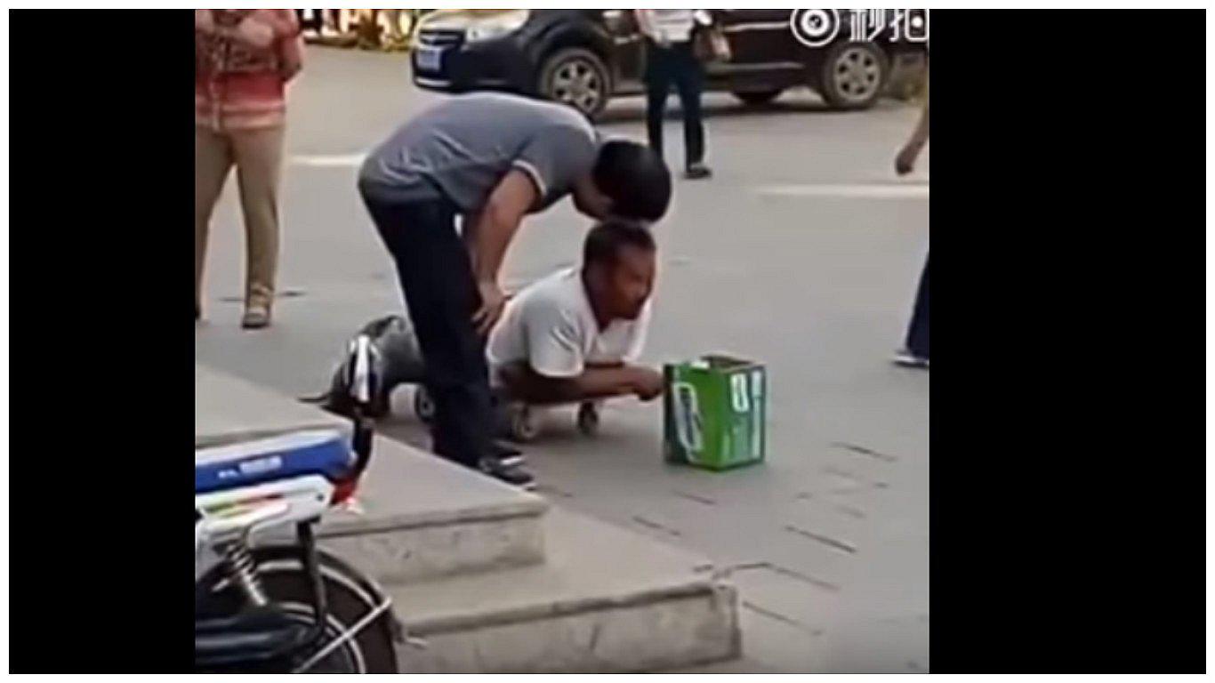 Viral de YouTube: Fingió ser inválido para pedir dinero y transeúntes le hicieron esto (VIDEO)