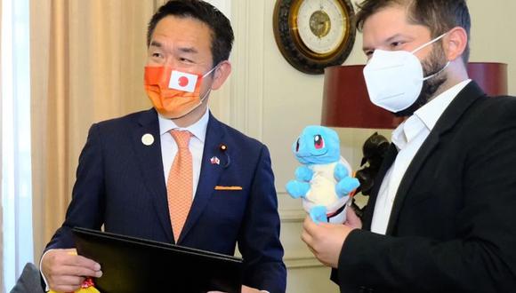 El presidente electo de Chile, Gabriel Boric, sostiene un peluche de Squirtle, entregado por el ministro japonés Kiyoshi Odawara. (Foto: Twitter)