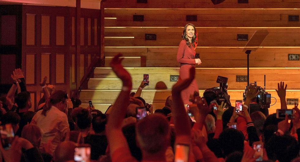 La primera ministra de Nueva Zelanda, Jacinda Ardern, habla en el evento de la noche de elecciones del Partido Laborista en Auckland. (EFE/EPA/DAVID ROWLAND).
