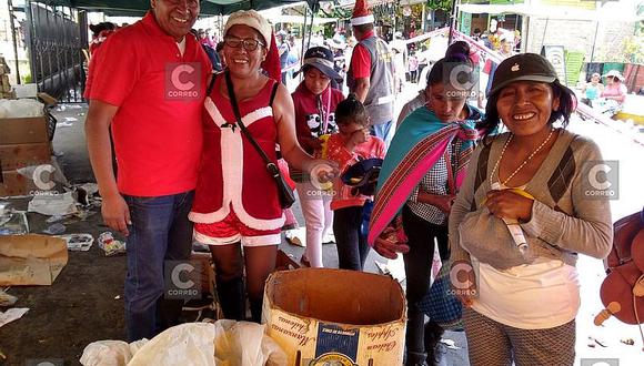 Comerciantes de plataforma comercial Río Seco reparten juguetes y fruta por Navidad