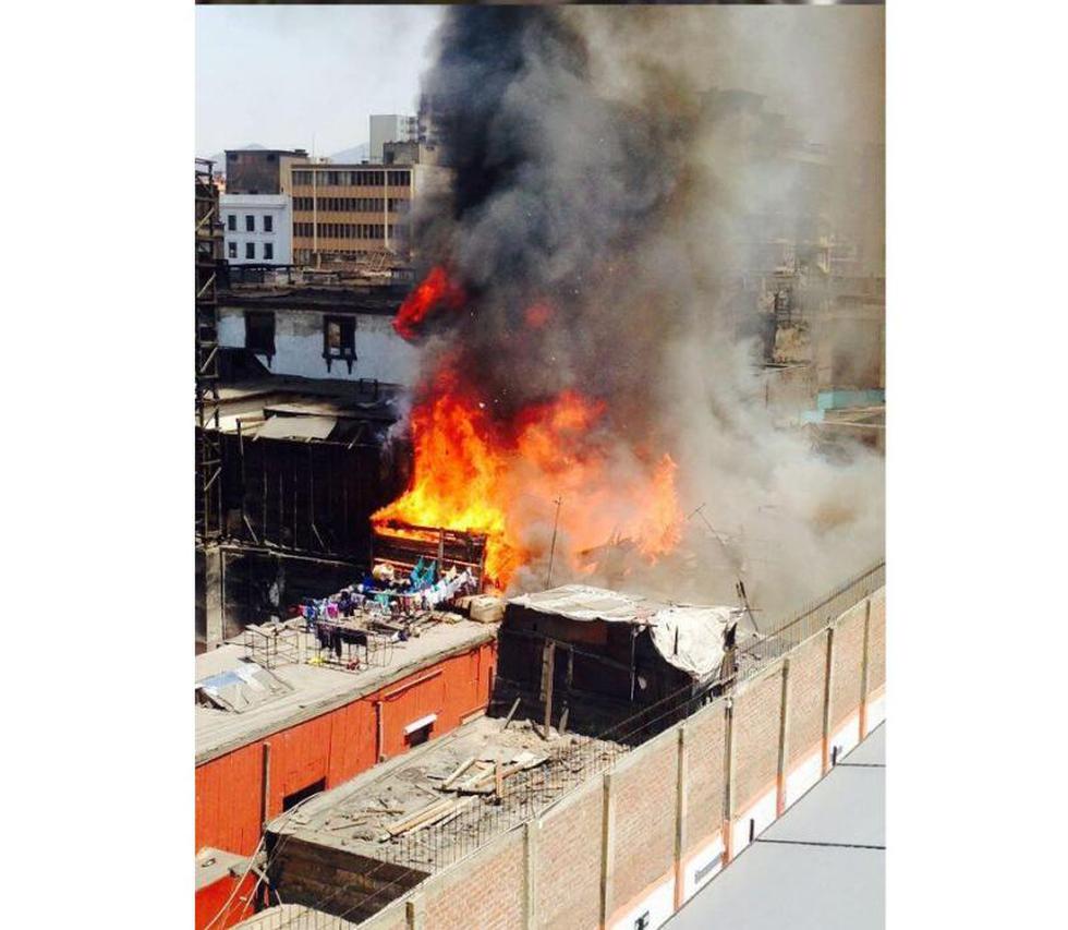 Incendio afecta un solar del Centro de Lima