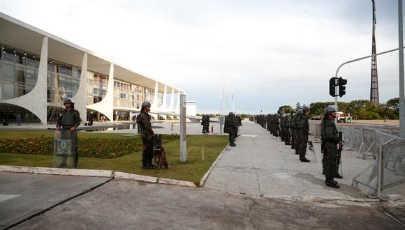 Los guardias de seguridad se paran frente al Palacio Planalto . (Foto de Sergio Lima / AFP)