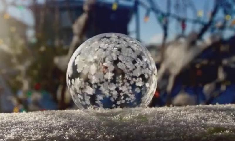 ​Facebook: Video captura la magia de una burbuja de jabón congelada