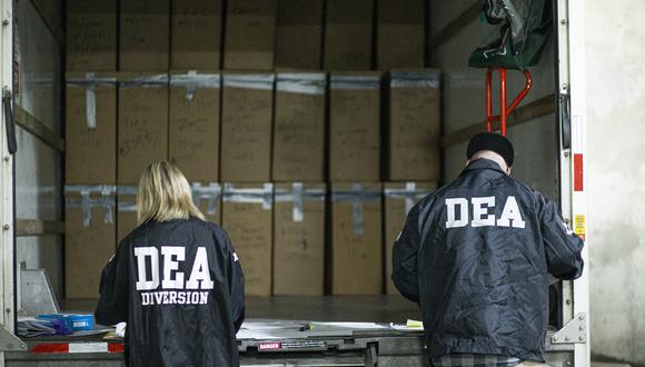 Un equipo de la DEA revisa un cargamento en Nueva York, el 24 de abril de 2021. (Foto de Kena Betancur / AFP)