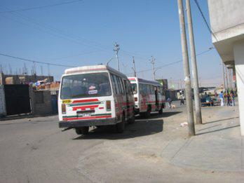 Usan paradero de buses
 como urinario y lavadero