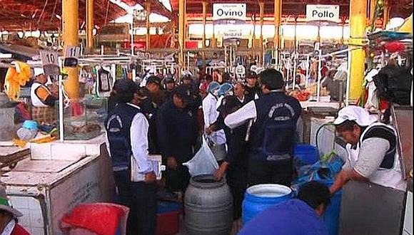 Decomisan utensilios en mal estado en el mercado San Camilo