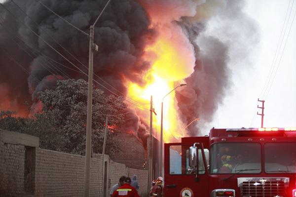 Incendio consumió fábrica de pinturas en Comas (VIDEO)