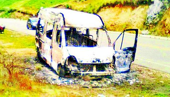 La Libertad: Miniván se incendia en carretera de Otuzco 