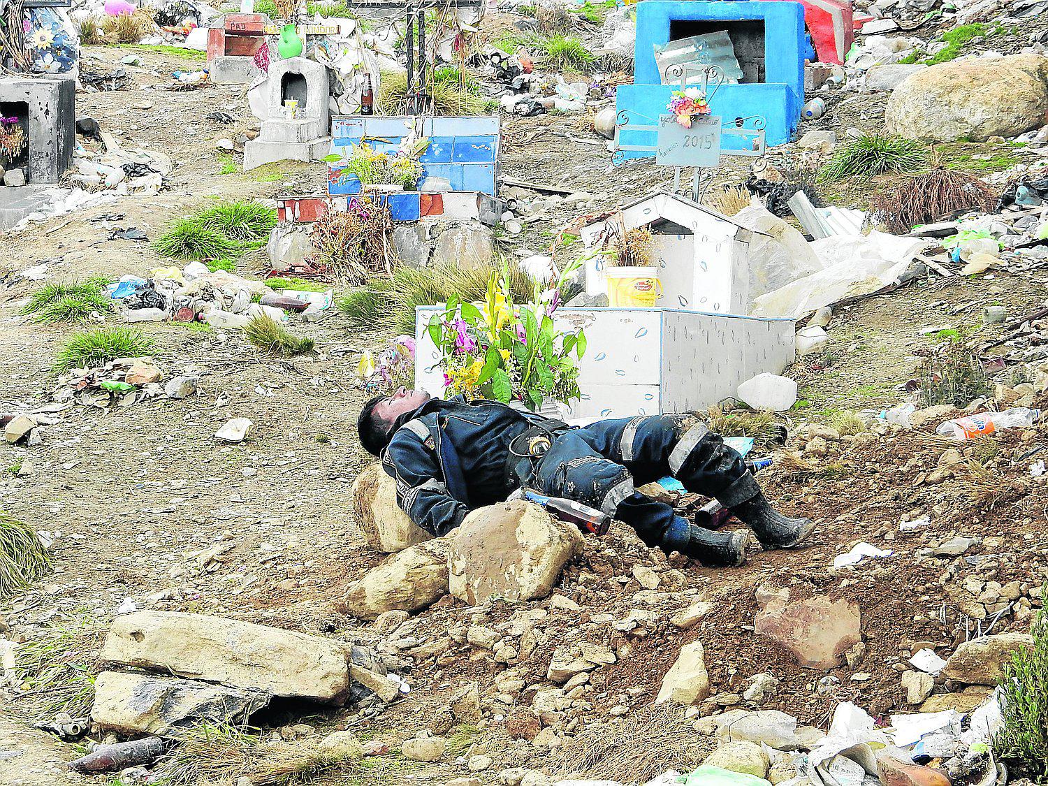 Deudos se mostraron preocupados por la excesiva basura en los campos santos  