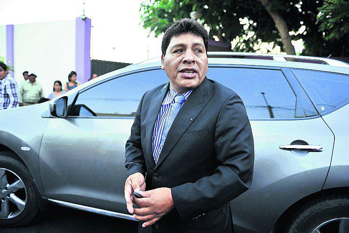 Empleados de confianza de Gallegos superan el límite legal