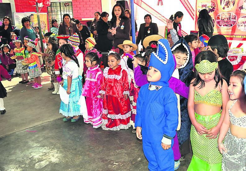 Niños festejan Día del Logro en inicial