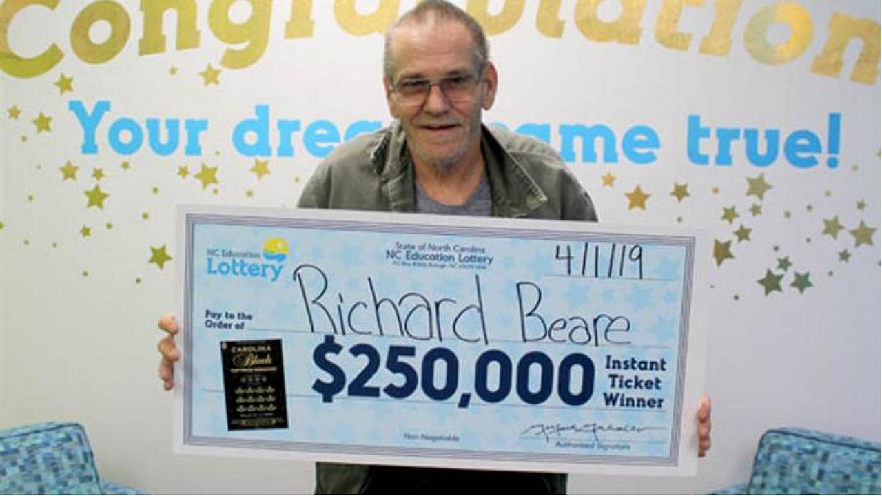 Hombre con cáncer en etapa IV gana la lotería y hará el viaje de su vida