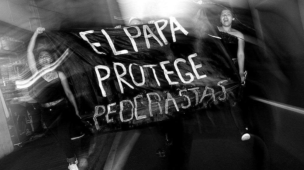 Mujeres protestaron desnudas en la catedral de Lima contra visita del Papa Francisco (VIDEO)