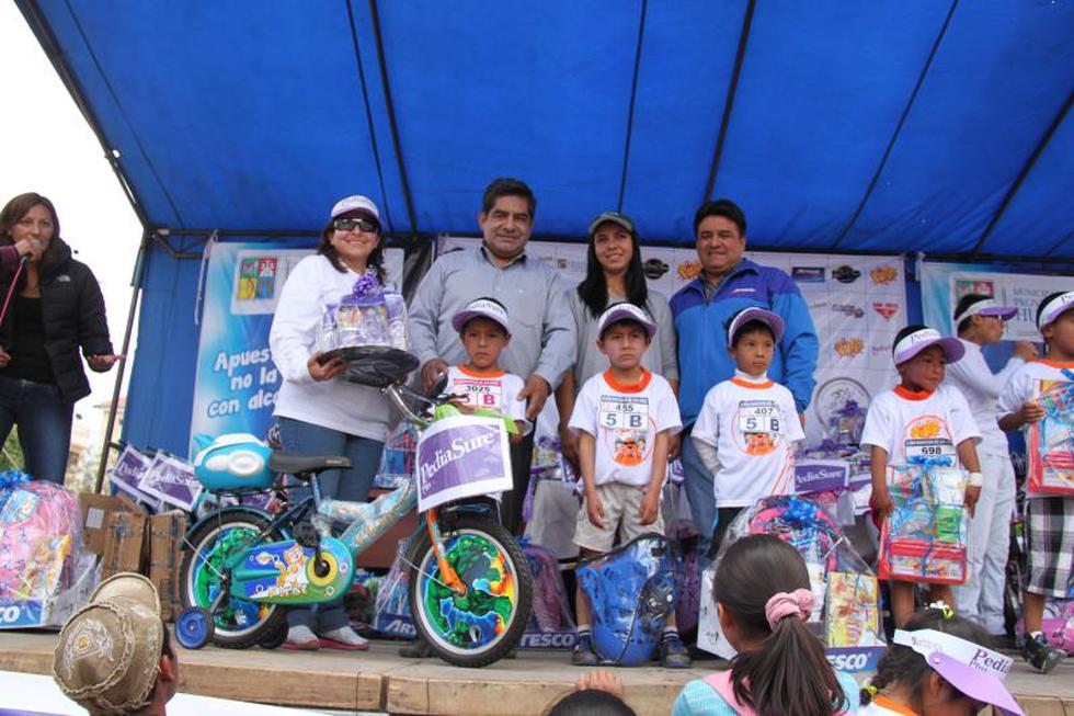 Niños y niñas participan en mini maratón (FOTOS)