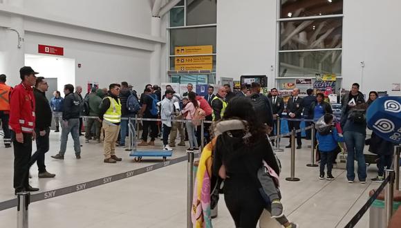 Venezolanos, mujeres, niños y adultos, enrumbaron desde el aeropuerto de Arica, Chile. (Foto: Difusión)