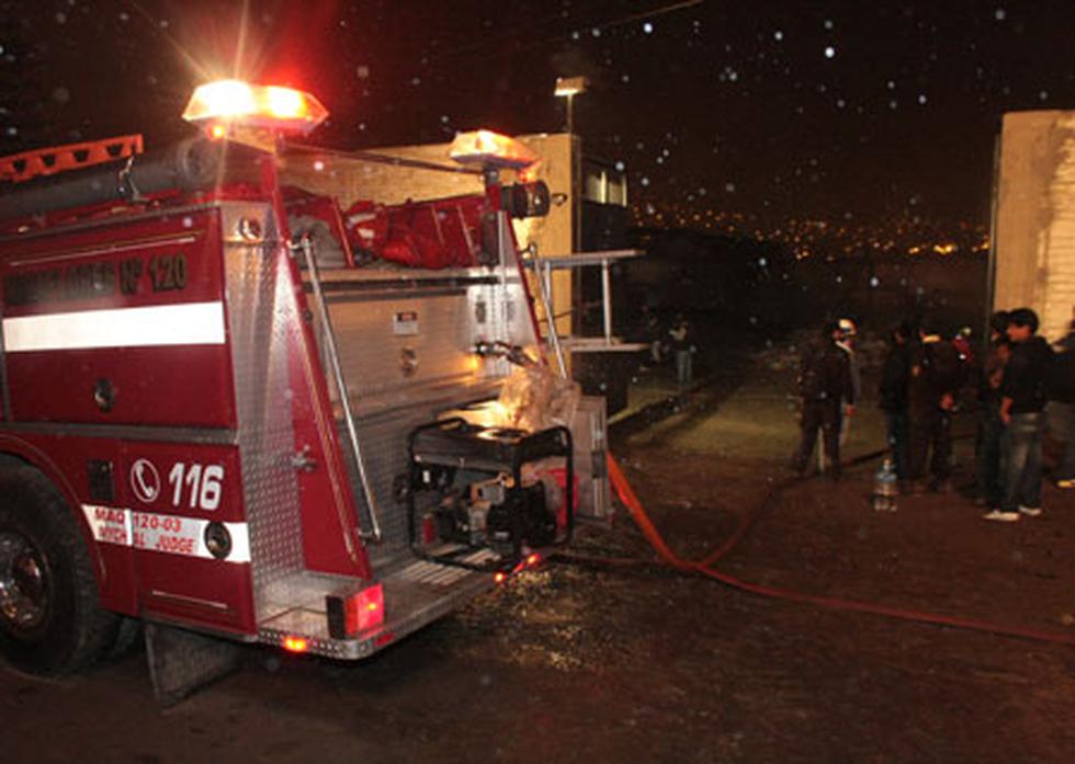 Incendio destruye depósito de baños portátiles y camiones en Villa El Salvador