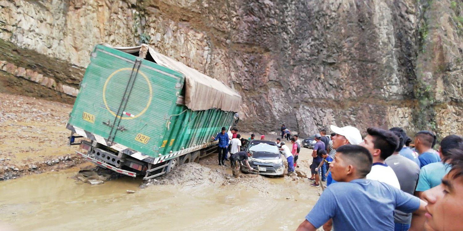 Carreteras al Vraem quedan bloqueados por constantes derrumbes 